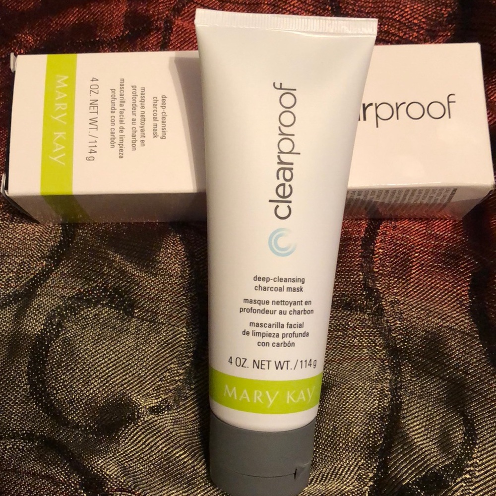 Deep-cleansing charcoal mask